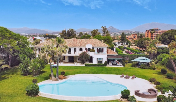 Amazing 9 Bedroom Villa With Amazing Views In El Paraiso
